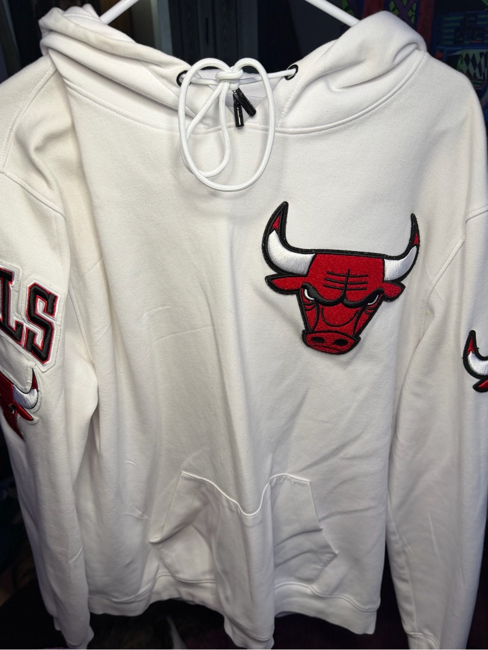 Chicago Bulls White Pullover Hoodie with Red Bulls Patch